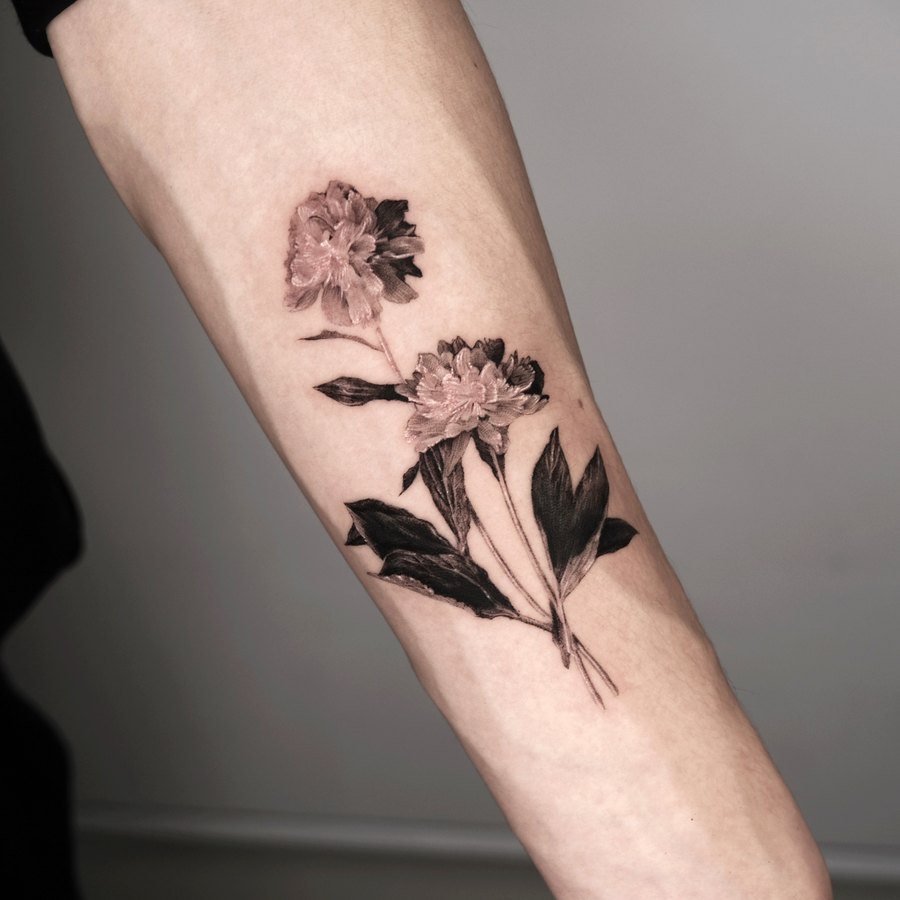 팔에 새긴 모란 꽃다발 타투